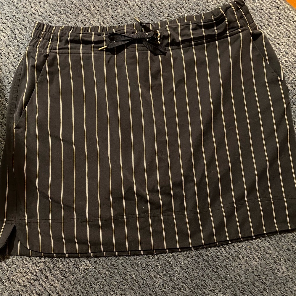 Athleta sz 12 skort navy blue with stripes